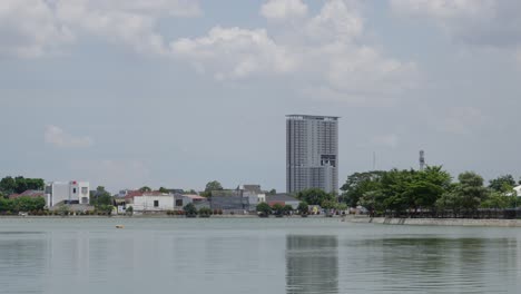 Skyline-Der-Stadt-Am-Seeufer-Auf-Der-Insel-Burung,-Belitung,-Indonesien