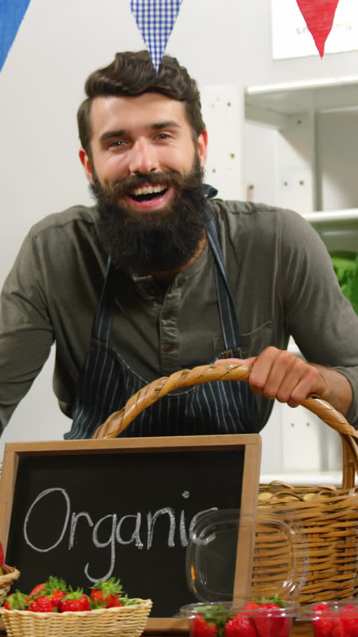 personal sonriente de pie en la sección orgánica