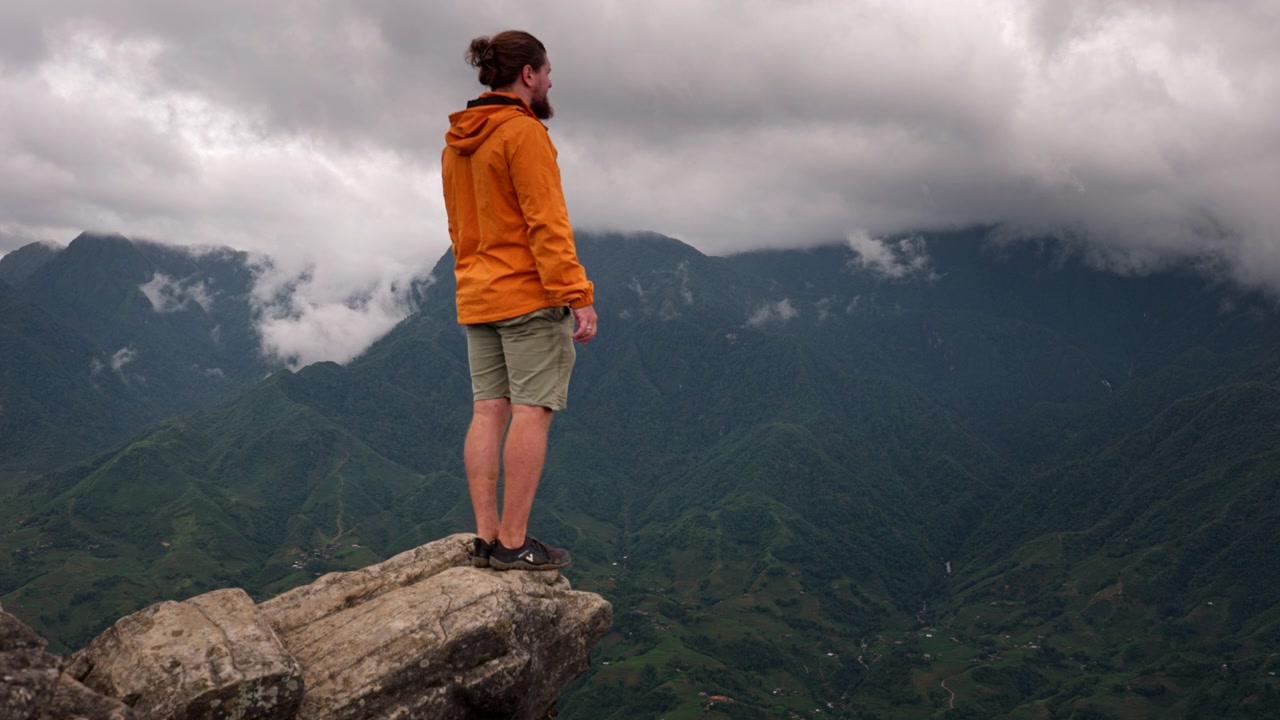 Turista masculino no topo do deslumbrante mirante Ham Rong Dragon Jaw, com vista para Sapa.