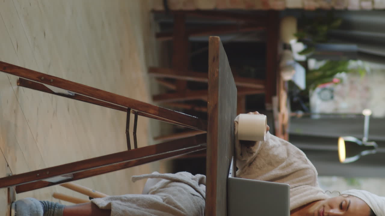 목욕복 을 입고 집 에서 일 하는 여자