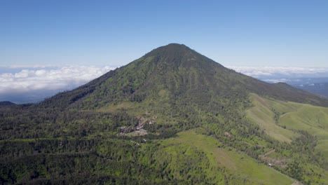 Vista-Aérea-De-Las-Montañas-Sobre-Las-Nubes-En-Indonesia,-Monte-Rante,-Ijen