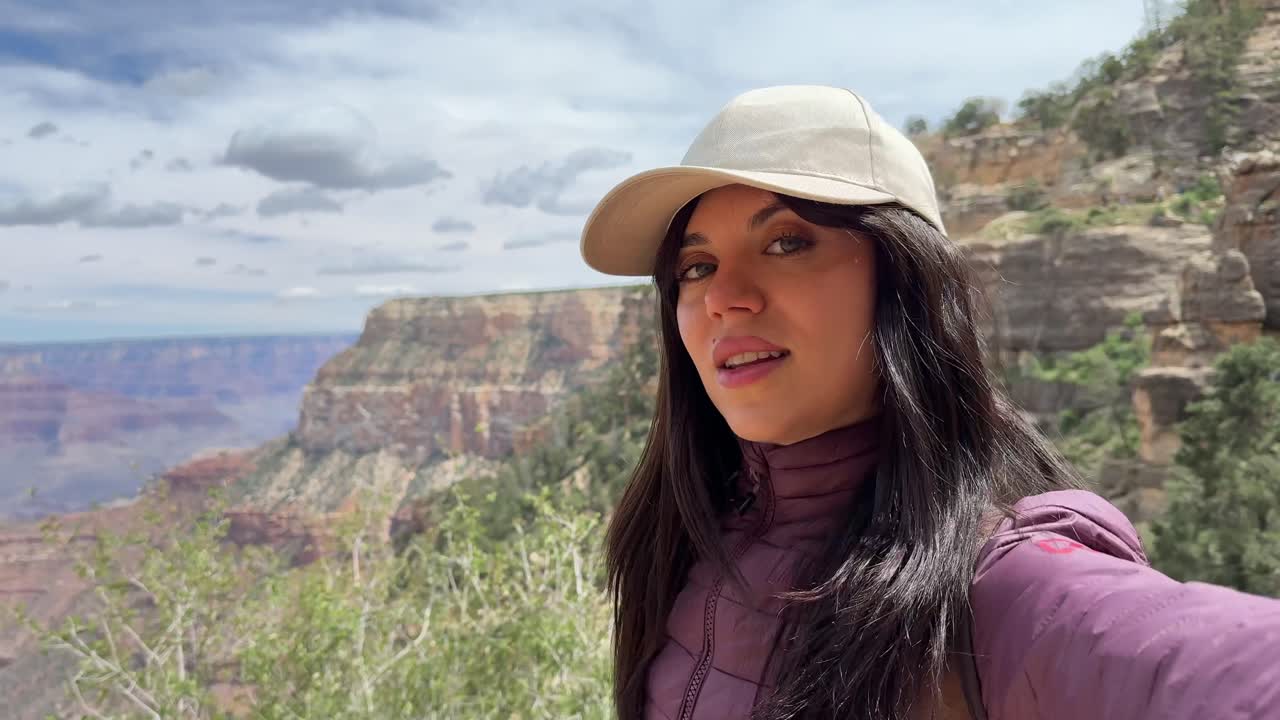 Šťastná mladá žena si užívá malebný výhled na Grand Canyon