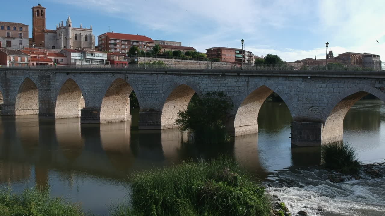 강 한가운데 있는 작은 섬