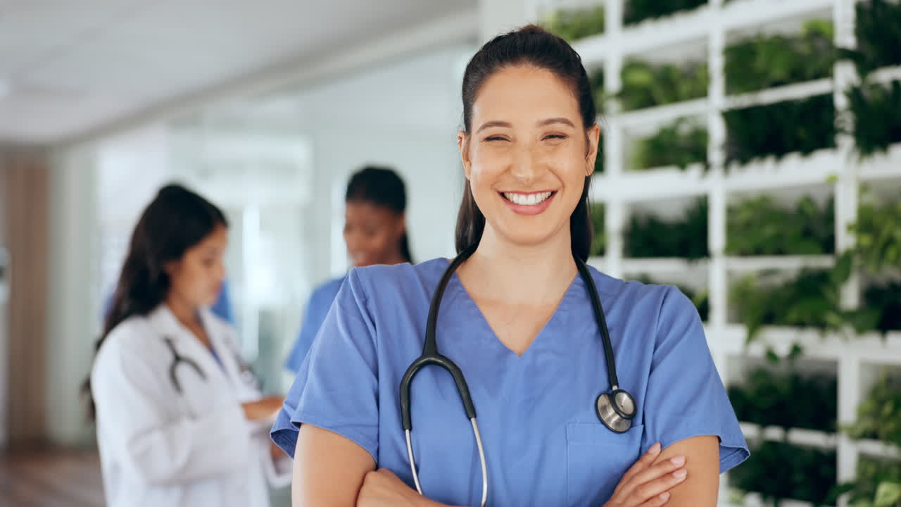 retrato, rostro o enfermera feliz en un hospital