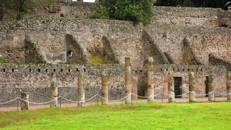 Ruins-of-famous-Pompeii-city,-Italy