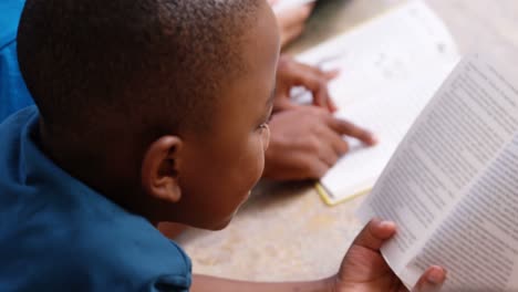 Niños-De-La-Escuela-Leyendo-Un-Libro-En-La-Biblioteca