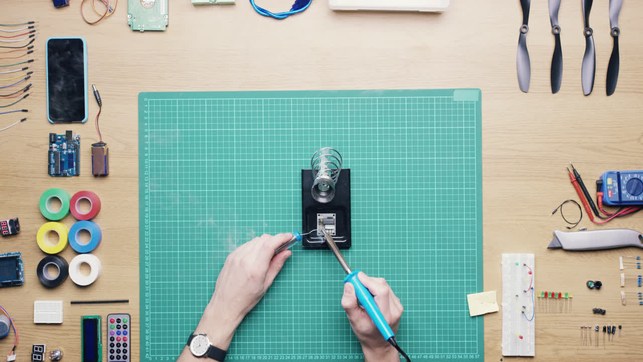 위에서 보기 기술자 용접 회로 보드 위에서 책상에서 일 - 빨간 서사시 드래곤