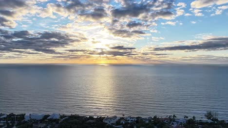 Erleben-Sie-In-Diesem-Atemberaubenden-Hyperlapse-Den-Faszinierenden-Tanz-Der-Wolken-über-Sarasota,-Floridas-Golfküste