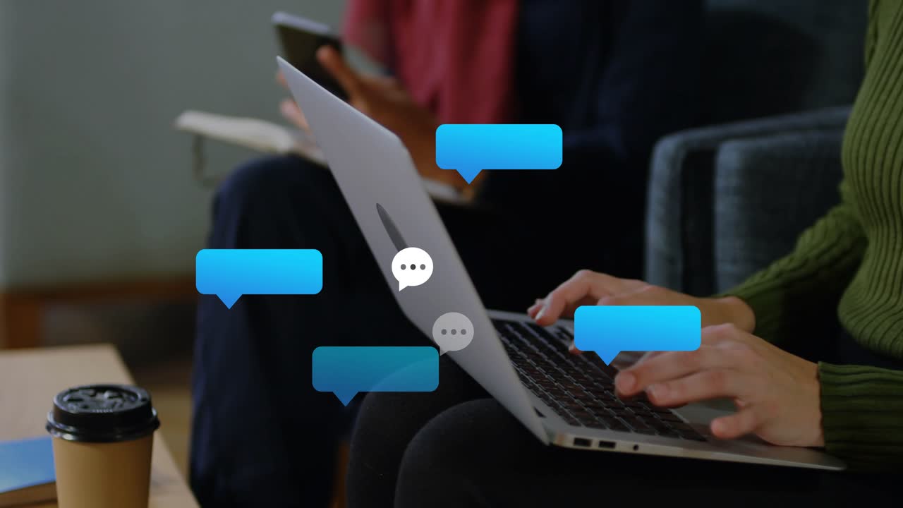 Donna protagonista che si avvicina alla tastiera e digita in salotto, mentre un collega tocca il telefono creando bolle di chat tecnologiche.