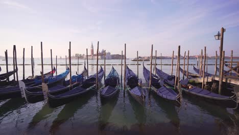 Angedockte-Gondeln-Auf-Dem-Markusplatz-In-Venedig-Während-Des-Frühen-Morgens-In-San-Giorgio-Maggiore-Als-Hintergrund