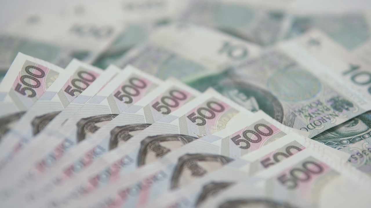 Viele 500er polnische Banknoten liegen auf weiteren Banknoten.