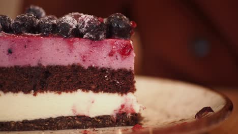 cerca de una deliciosa pieza de pastel de chocolate con arándanos