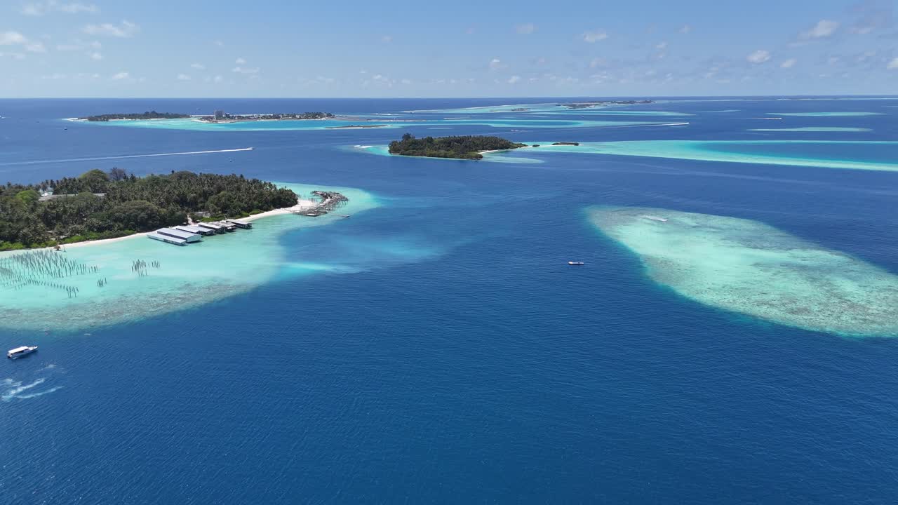 Tropisk ø med palmer og turkis lagune, Maldiverne. Luftfoto fra drone med hvidt sand.