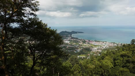 montañas de la selva ciudad de la playa isla tropical árbol flythrough, drone revelando disparo koh samui