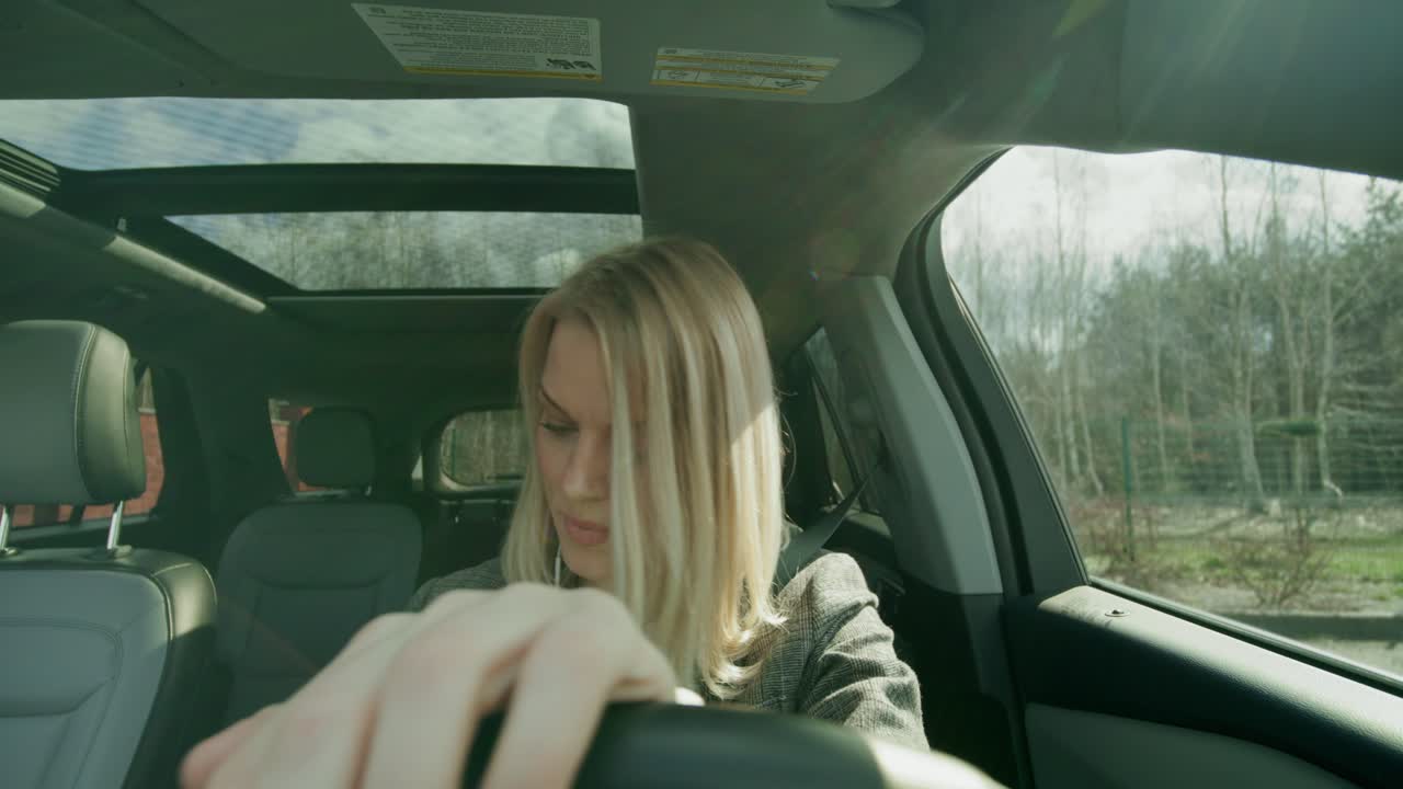 женщина вождения автомобиля