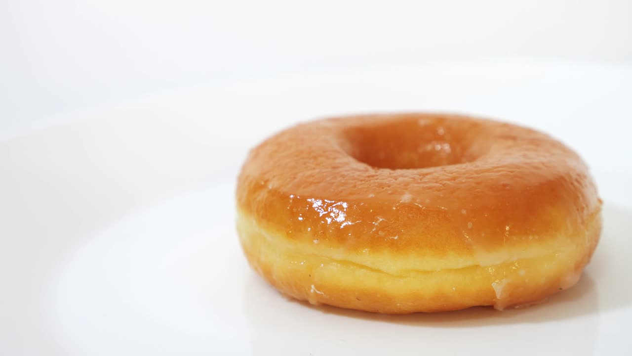 sabrosas rosquillas con vidrio dulce sobre un fondo blanco.