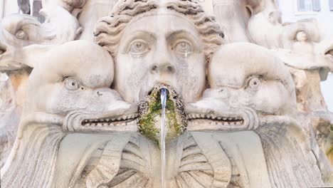 Fontana-Del-Pantheon-En-Roma-Fuente-Con-Agua-Saliendo-De-La-Boca-Entre-Dos-Esculturas-De-Peces