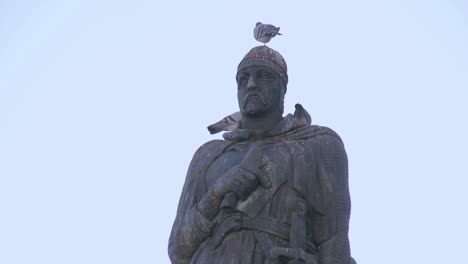 Gebäude-Statue-Erbe-Reise-Sonnenuntergang-Sonnig-Vögel-Blauer-Himmel-Taube-Altes-Gebäude-Portugal-Tomar-Schulterschuss