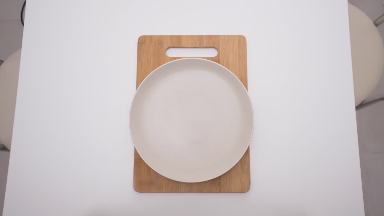 나무 절단판에 빈 접시