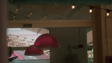 interior acogedor del restaurante con luces de colgante rojas y luces de cuerda