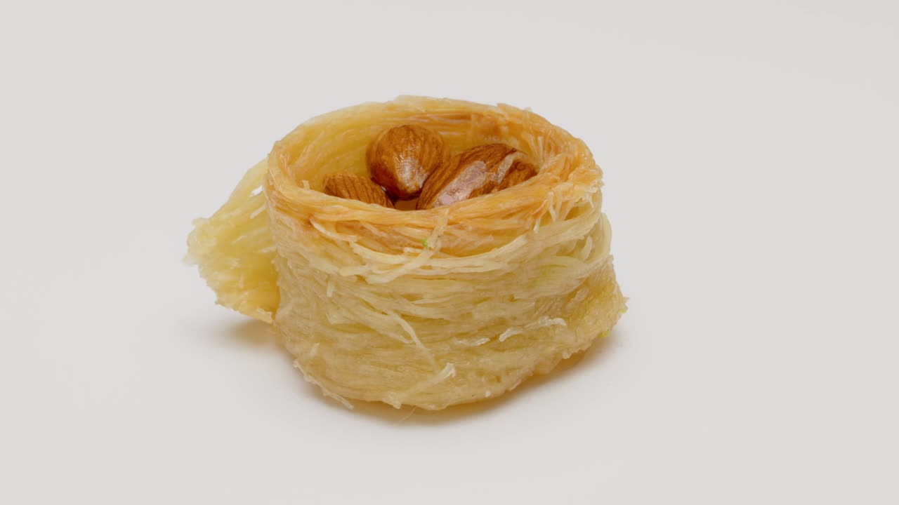 Torta Baklava turca isolata su sfondo bianco