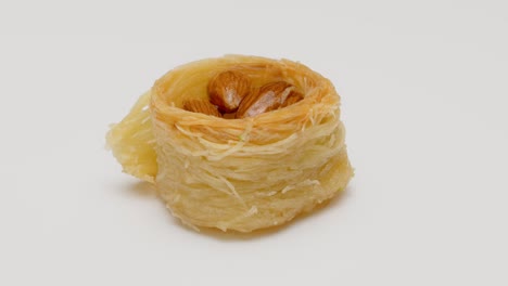 torta di baklava turca isolata su sfondo bianco