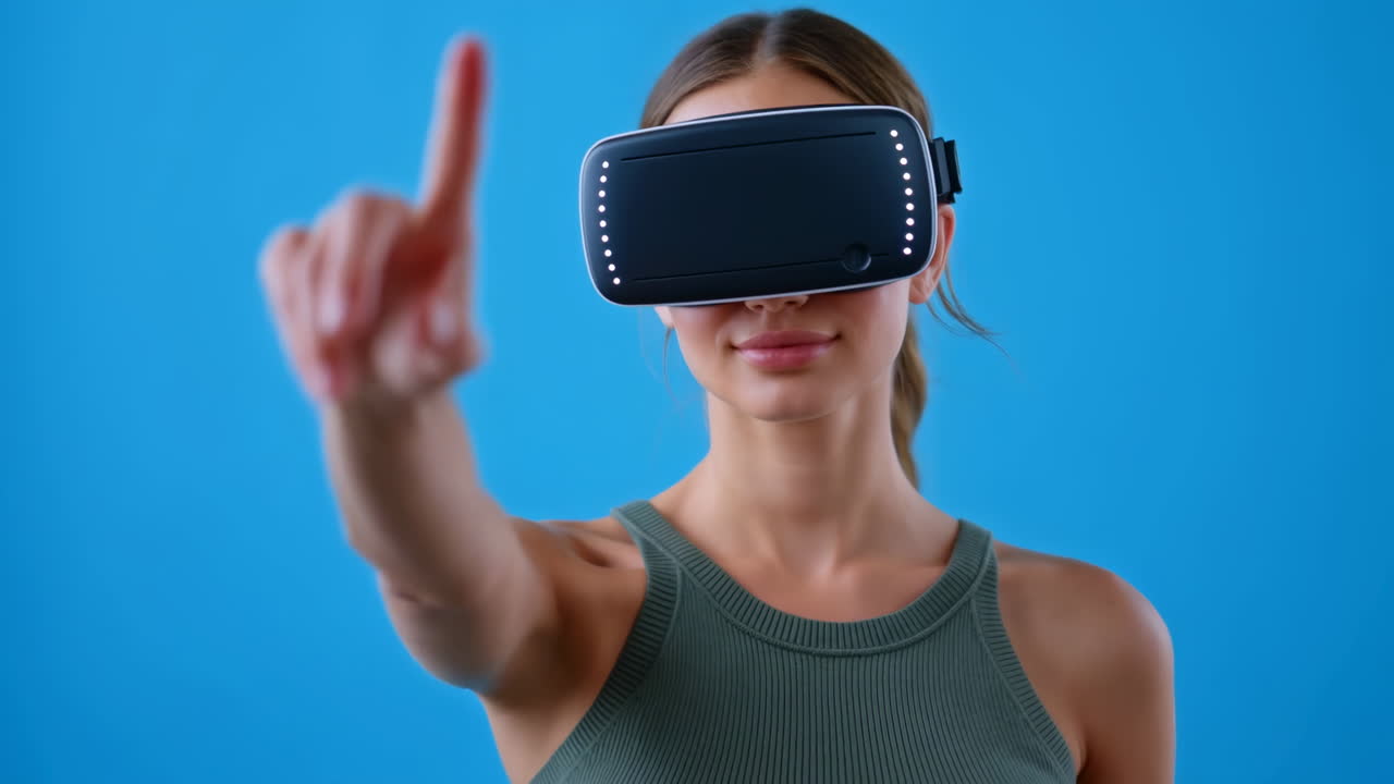 Giovane donna con visore per realtà virtuale su sfondo blu