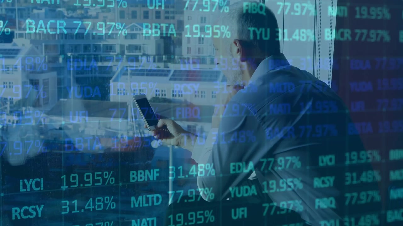 Animazione di elaborazione dati finanziari su uomo d'affari caucasico che usa smartphone