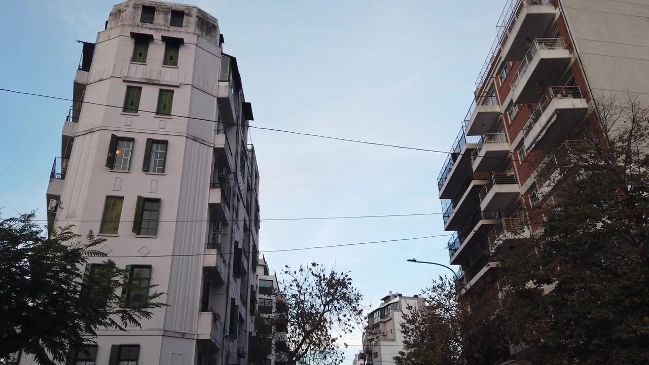 Edificio de Apartamentos Urbano Arquitectura Fachada Residencia Urbana Balcones Apilados Vista Inclinada de Ángulo Bajo.