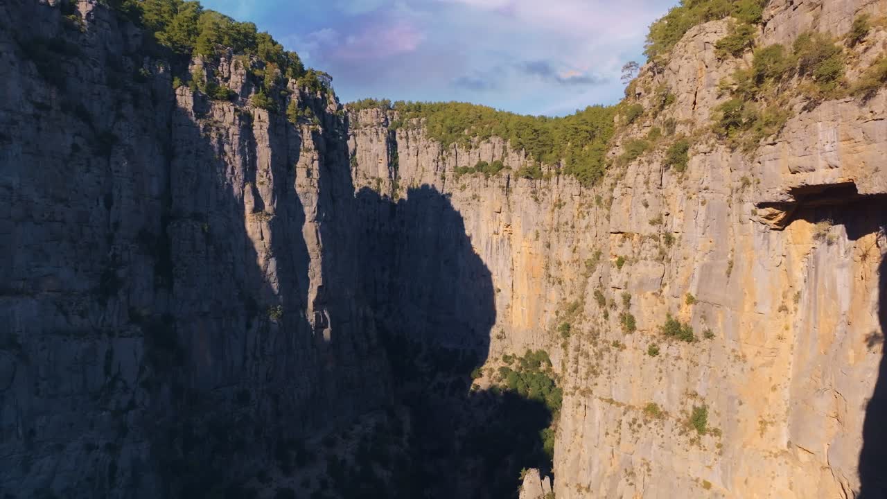 극적인 협곡 풍경