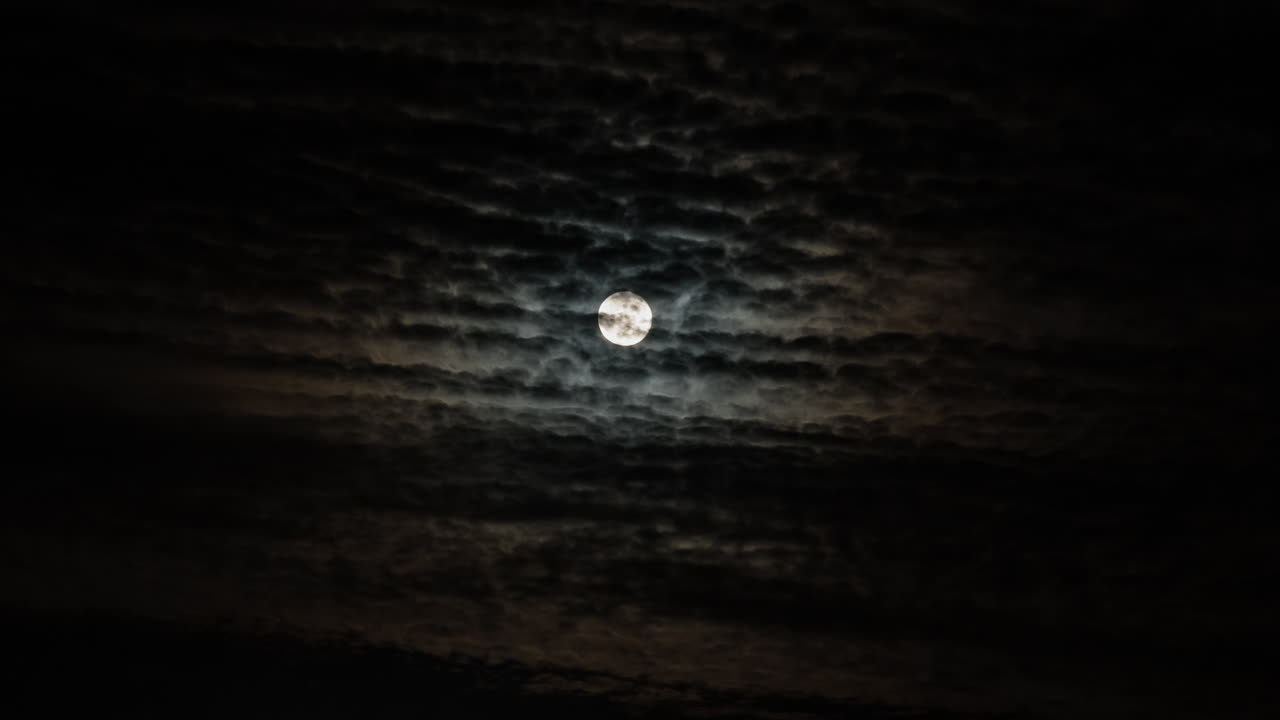 Månen beveger seg bak uhyggelig skydekke i tidsforløp