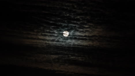 Luna-Moviéndose-Detrás-De-Un-Espeluznante-Lapso-De-Tiempo-Cubierto-De-Nubes.