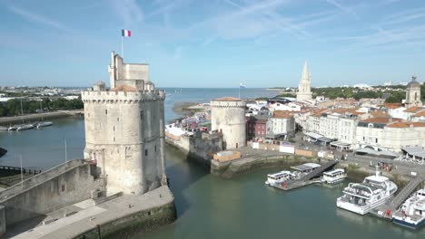 alter touristischer hafen von la rochelle mit ketten- und saint-nicolas-türmen, frankreich