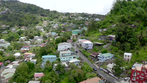 Drone-Ascendiendo-En-Ciudad-Caribeña---Kingstown,-San-Vicente-Y-Las-Granadinas