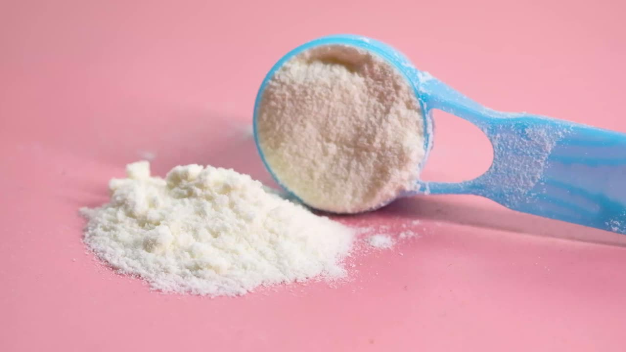 polvo de fórmula para bebés con cuchara medidora