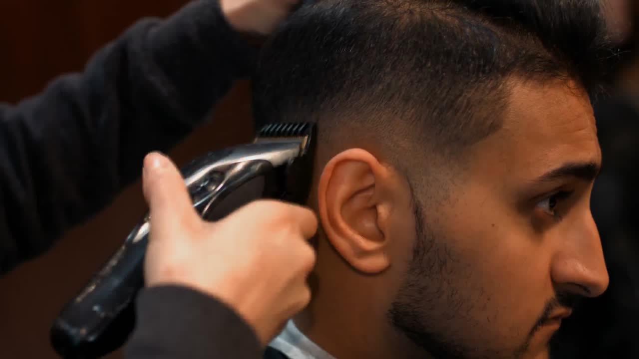 hombre atractivo en la barbería