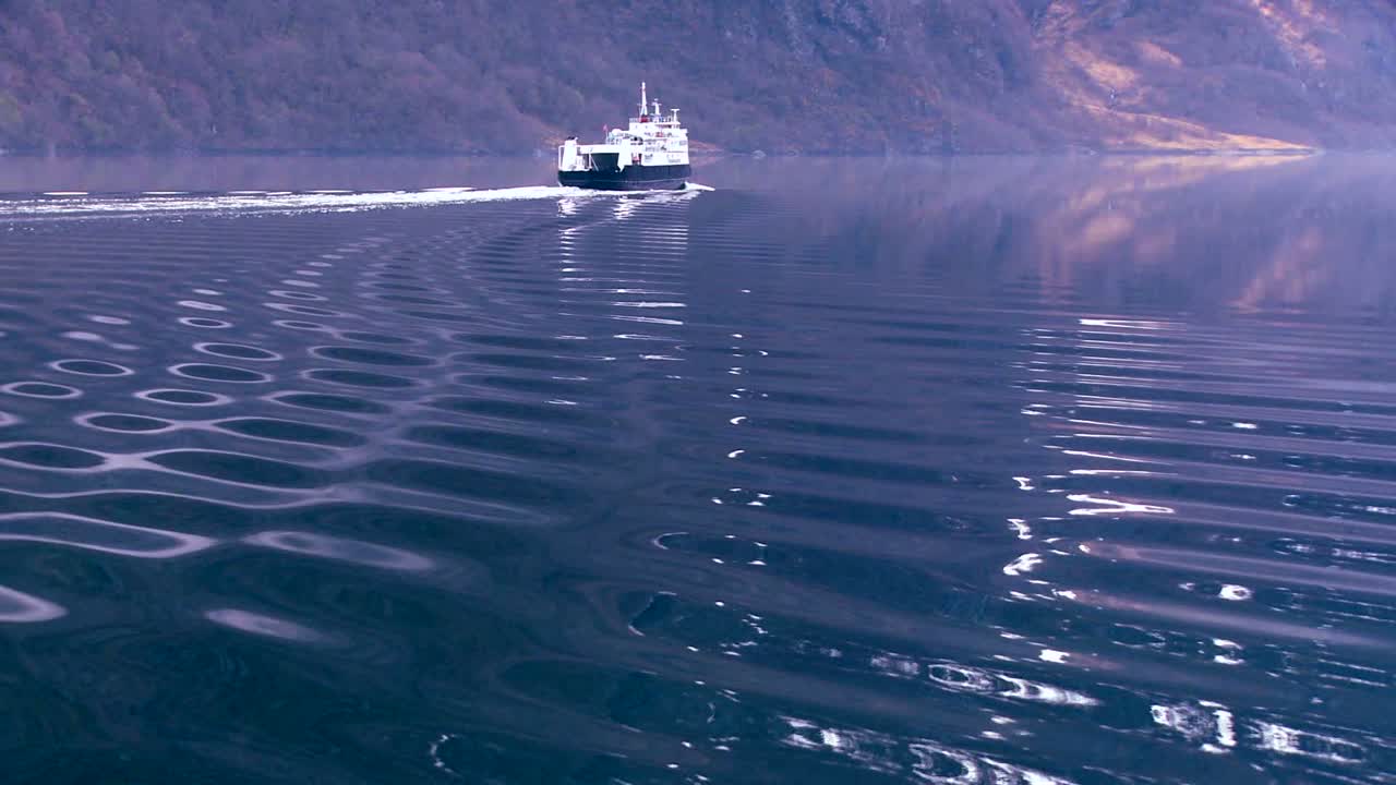 페리 보트가 노르웨이 피요르드를 항해하며 여파에 패턴을 남깁니다.