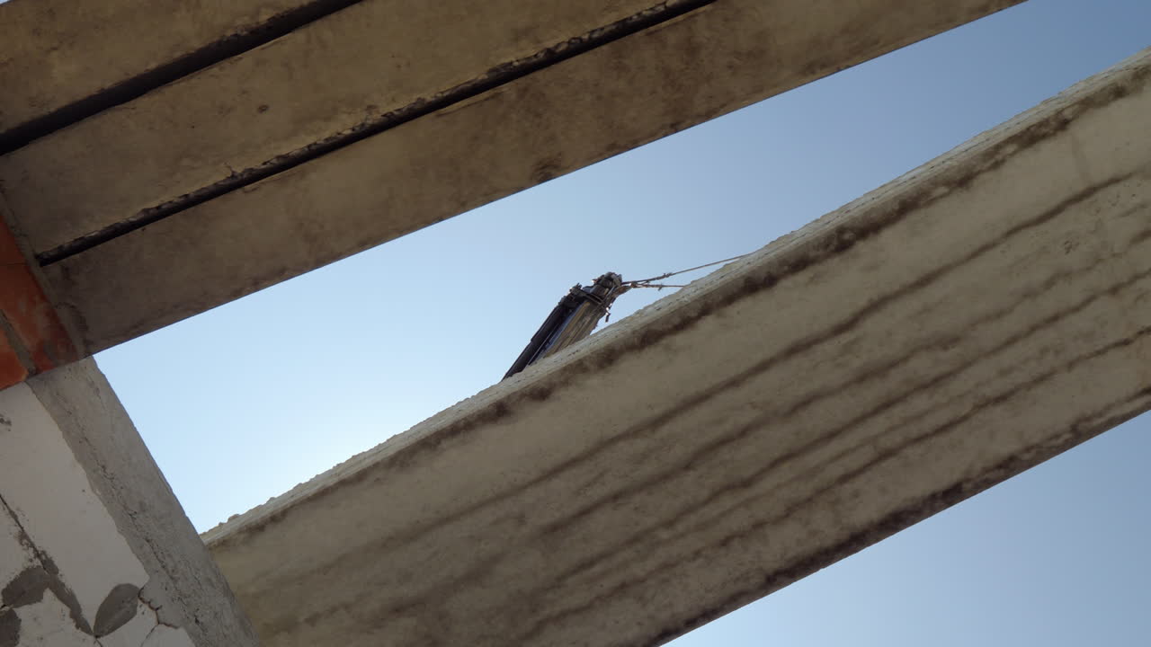 크레인은 다층 건물에 바닥 패널을 설치합니다.