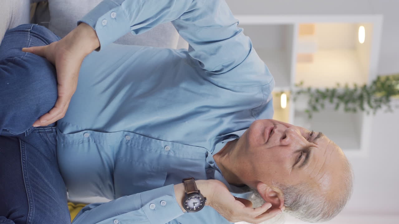 vídeo vertical de un anciano infeliz que piensa.