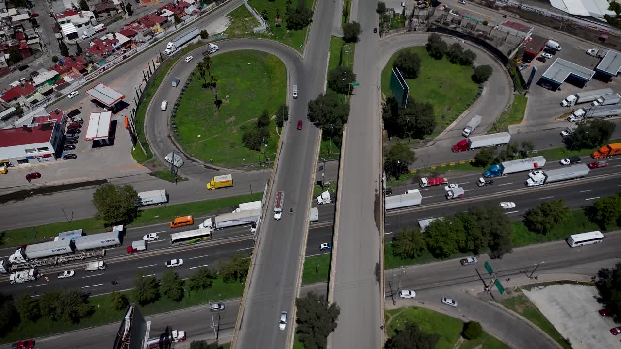 Aerial shot of a highway interchange on the Mexico–Querétaro Highway in the metropolitan area showing heavy traffic congestion at the access to Mexico City
