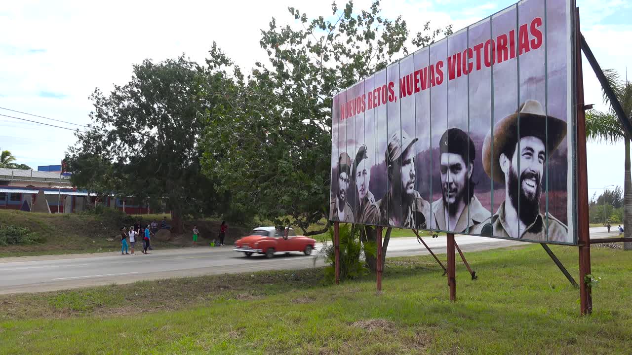 las vallas publicitarias de propaganda comunista bordean una carretera en cuba que incluye a fidel castro y otros héroes revolucionarios 1