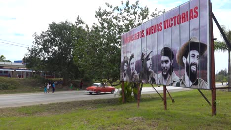 outdoors de propaganda comunista em uma estrada em cuba incluem fidel castro e outros heróis revolucionários 1