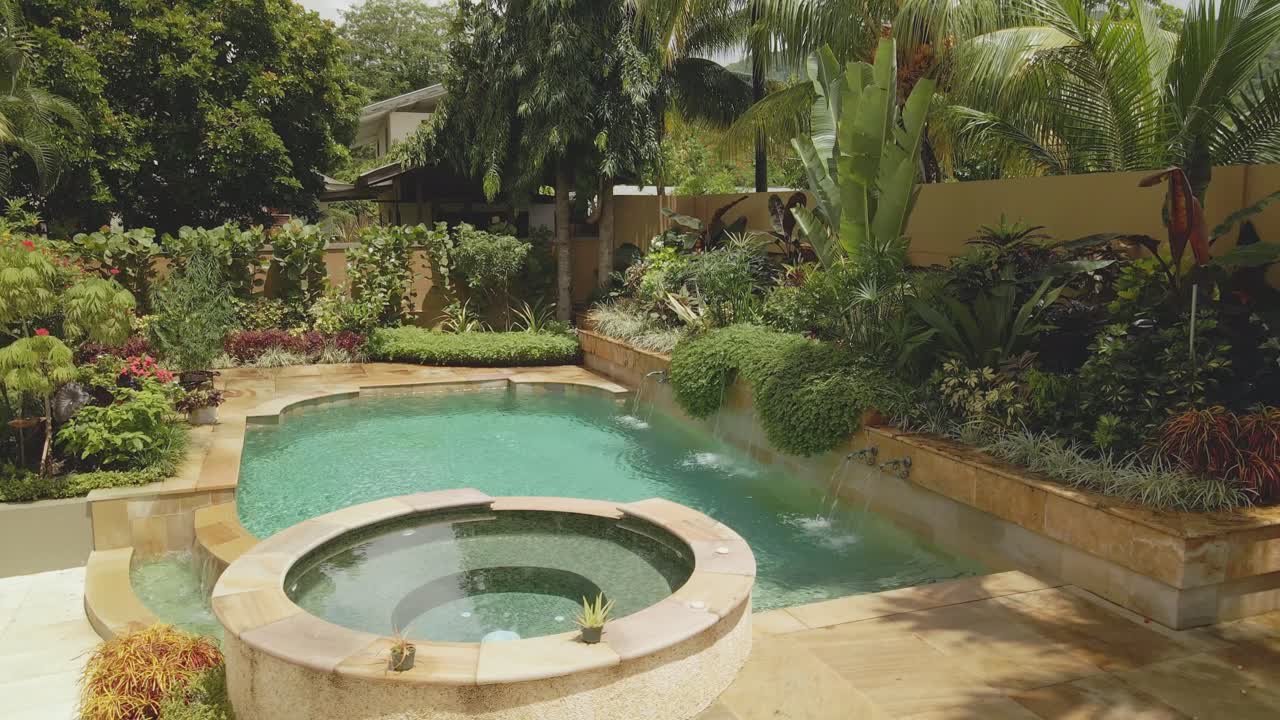 작은 폭포가 있는 야외 수영장의 놀라운 공중