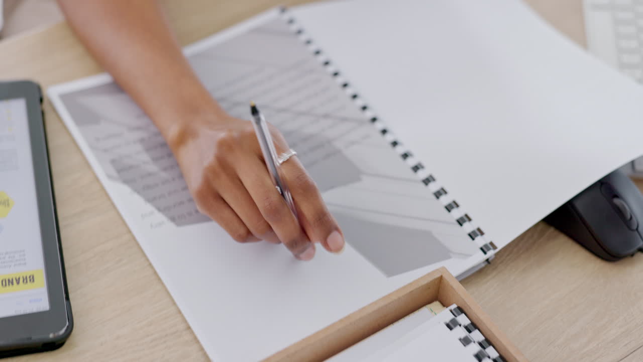 manos, tableta o documentos para la mujer pensante