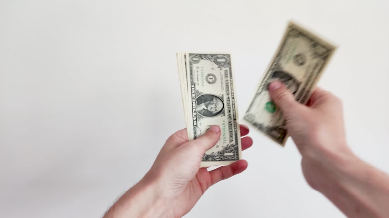 manos contando dólares de los estados unidos. hombre contando dólares estadounidenses 1 billetes de dólares. comprobando la cantidad de dinero en efectivo.