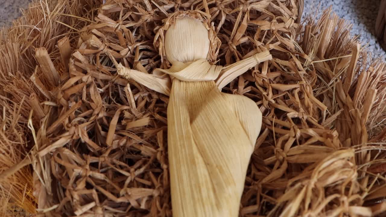 una hermosa natividad hecha a mano con luces y figuras de pastores, josé, jesús y maría el niño jesús es la prueba del amor de dios