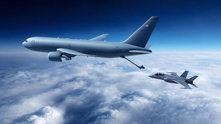 Luchtbijtankoperatie: militair vliegtuig ontvangt brandstof van tankervliegtuig boven de wolken in een prachtige blauwe lucht, waarmee de moderne mogelijkheden en coördinatie van de luchtmacht worden gedemonstreerd