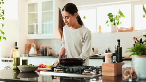 mujer cocinando verduras saludables en la cocina