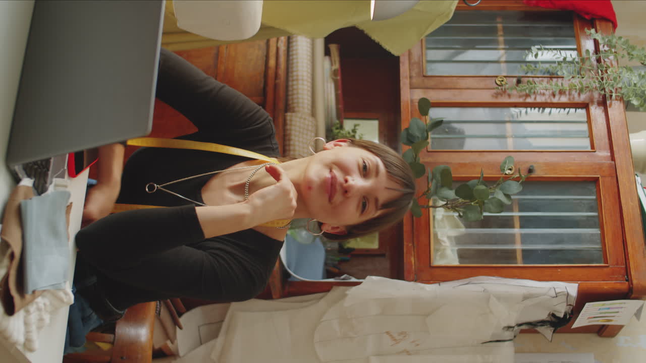 바느질 스튜디오 에서 아름다운 여성 의류 제작자 의 초상화