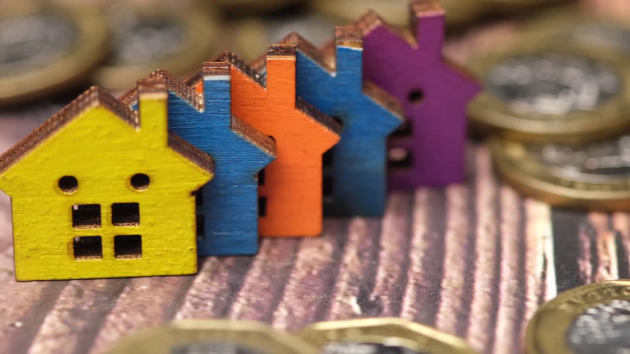 다채로운 소형 집과 동전